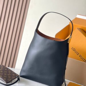 Low Key Hobo Medium Handbag
